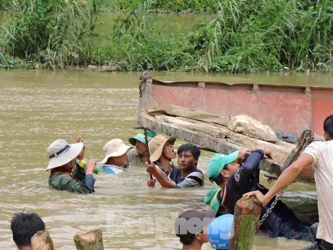 Đê 300 tỉ vỡ toác, cả nghìn ha lúa nguy cơ bị mất trắng - Ảnh 2.