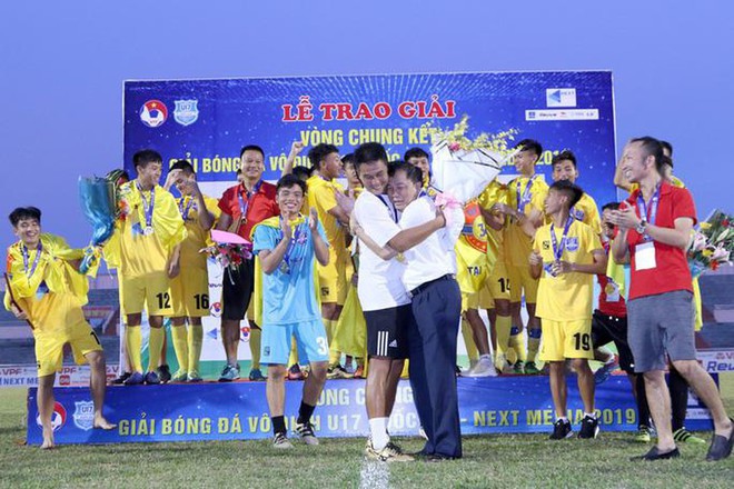 Cú vấp định mệnh của cựu tuyển thủ U23 Việt Nam và sứ mệnh giải cứu con tàu đắm Thanh Hóa - Ảnh 1.