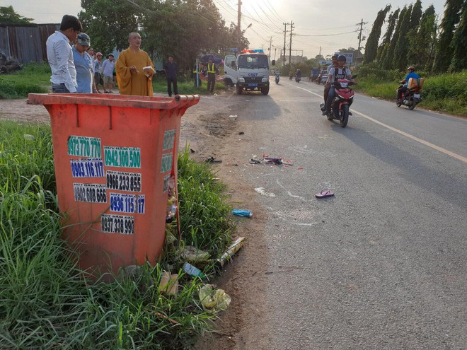 Tông thùng rác để bên đường, bốn mẹ con thương vong dưới bánh xe container - Ảnh 1.