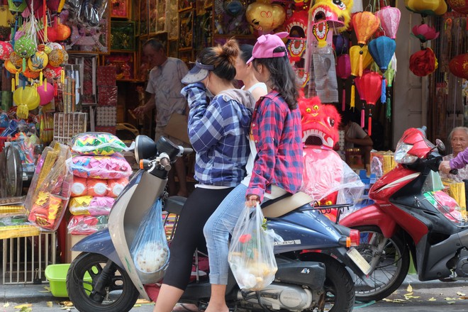 Người dân đội nắng sắm lễ cúng rằm tháng 7, cốp ô tô chất đống vàng mã - Ảnh 9.