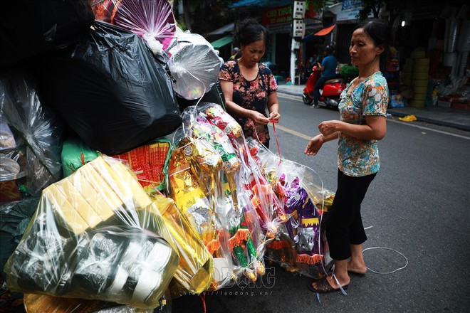 Thủ phủ vàng mã Hà Nội đìu hiu trước ngày cúng rằm tháng 7 - Ảnh 4.