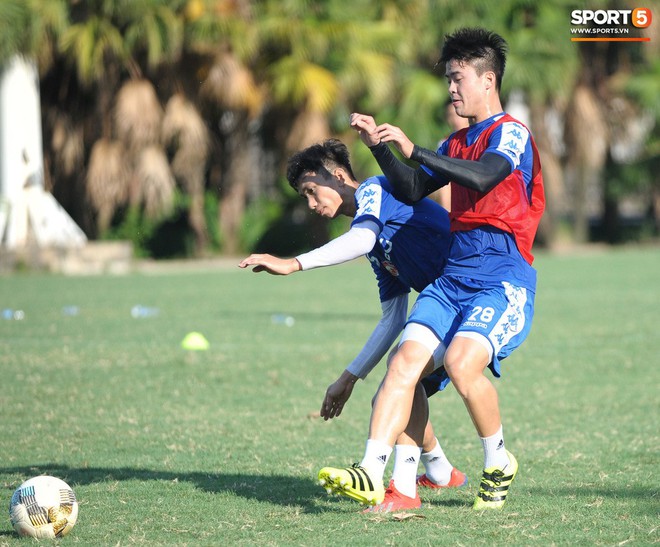 Vượt qua nỗi buồn, Quang Hải trở lại hội quân cùng Hà Nội FC - Ảnh 9.