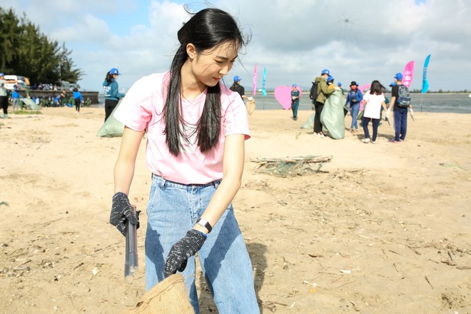 Helly Tống cùng các beauty blogger Việt hào hứng nhặt rác dọc bãi biển Việt Nam - Ảnh 7.