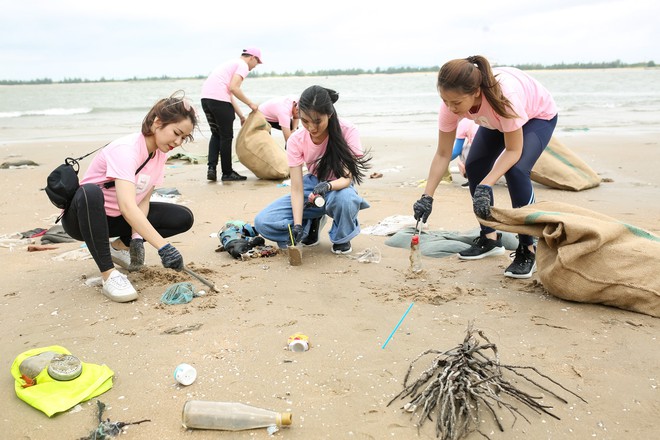 Helly Tống cùng các beauty blogger Việt hào hứng nhặt rác dọc bãi biển Việt Nam - Ảnh 3.