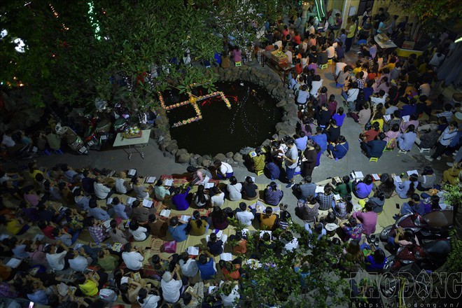 Hàng nghìn người ngồi kín chùa Phúc Khánh nghe giảng kinh trong lễ Vu Lan - Ảnh 2.