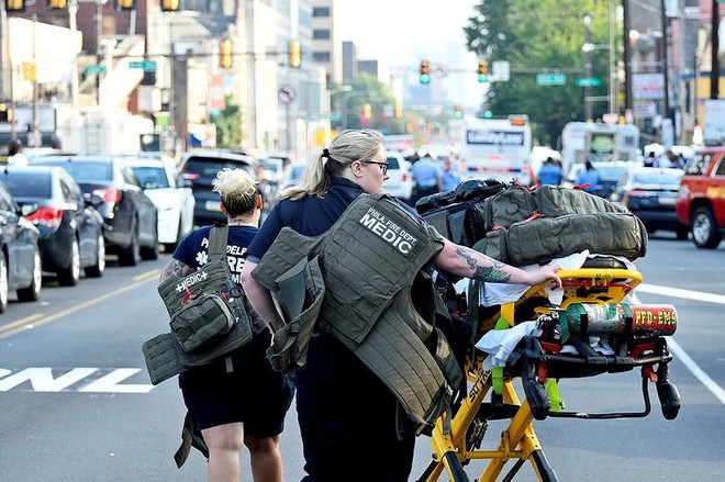 [ẢNH] Hiện trường vụ xả súng livestream ở Philadelphia khiến 6 cảnh sát bị thương - Ảnh 16.