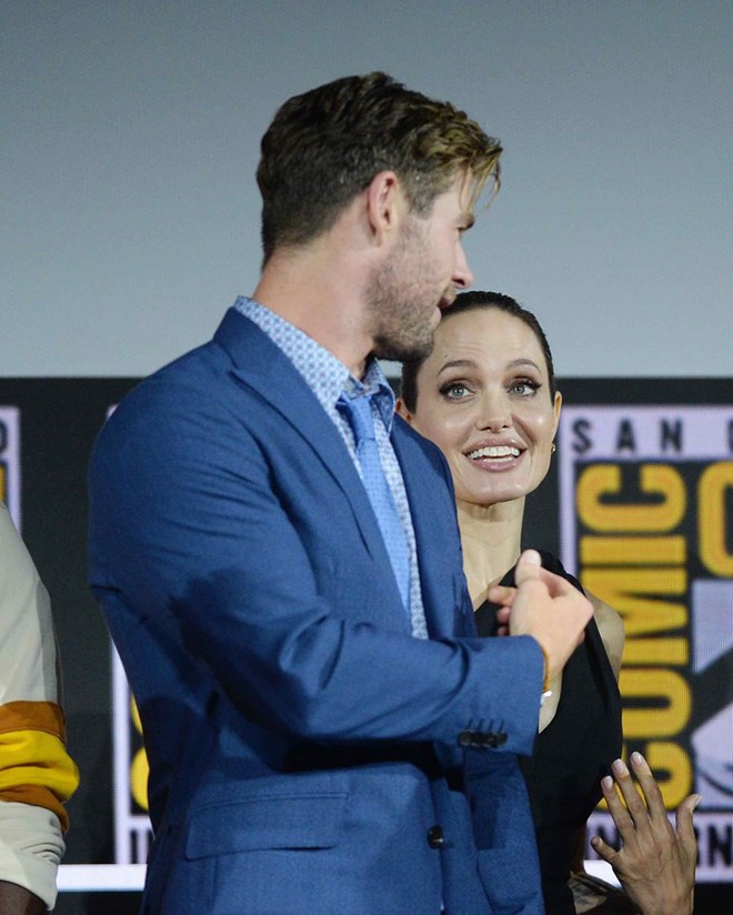Thần Sấm Chris Hemsworth có tình ý với Angelina Jolie, khiến vợ phát điên vì ghen tuông? - Ảnh 1.