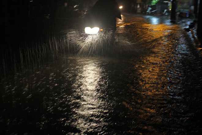 Nhà dân Hà Nội mênh mông nước vì mưa lớn vào đêm muộn ngày Vu lan - Ảnh 5.