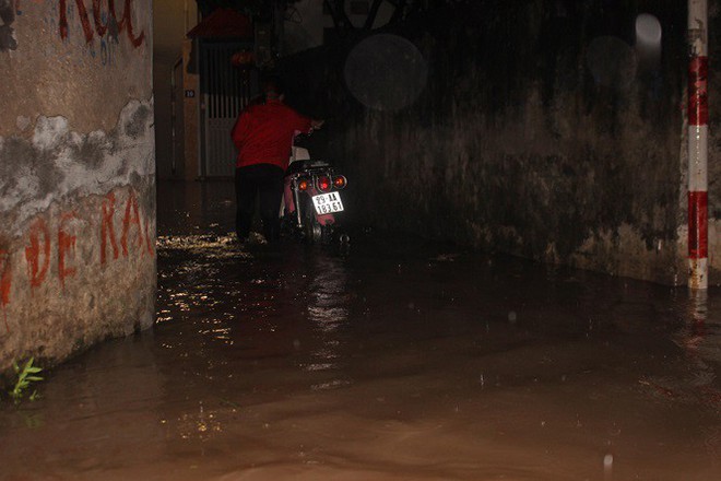 Nhà dân Hà Nội mênh mông nước vì mưa lớn vào đêm muộn ngày Vu lan - Ảnh 8.