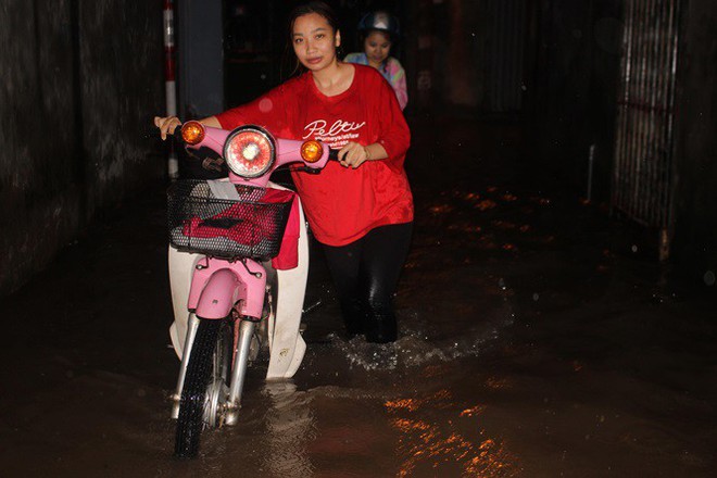 Nhà dân Hà Nội mênh mông nước vì mưa lớn vào đêm muộn ngày Vu lan - Ảnh 9.