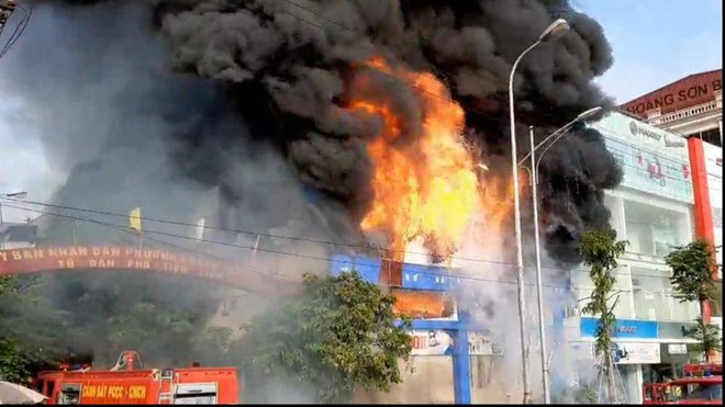 Cháy lớn tại siêu thị 90 K ở thành phố Bắc Giang - Ảnh 1.