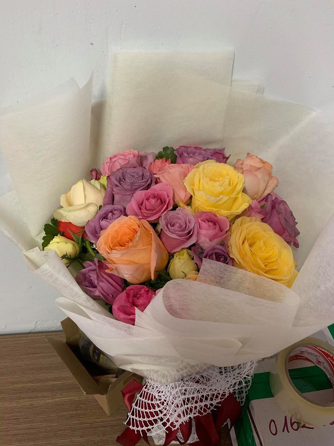 Đặt hoa online ở cửa hàng nổi tiếng để mừng sinh nhật vợ, chồng trẻ nào ngờ vợ không cười nổi khi nhận quà - Ảnh 3.