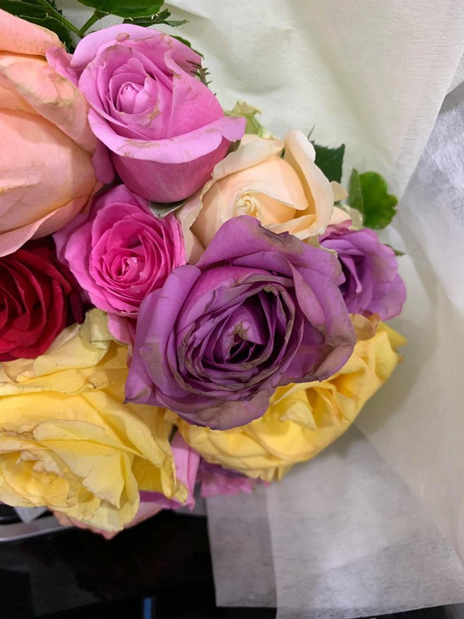 Đặt hoa online ở cửa hàng nổi tiếng để mừng sinh nhật vợ, chồng trẻ nào ngờ vợ không cười nổi khi nhận quà - Ảnh 6.
