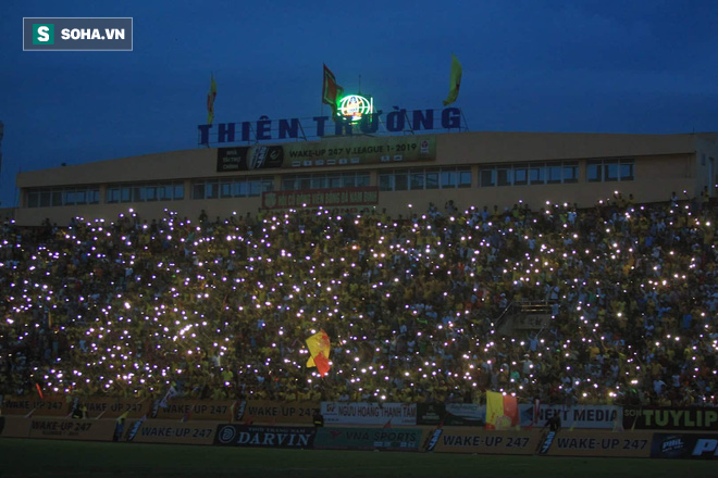 Khung cảnh lung linh đến ngỡ ngàng khi SVĐ sôi động bậc nhất V.League xảy ra sự cố bất ngờ - Ảnh 3.