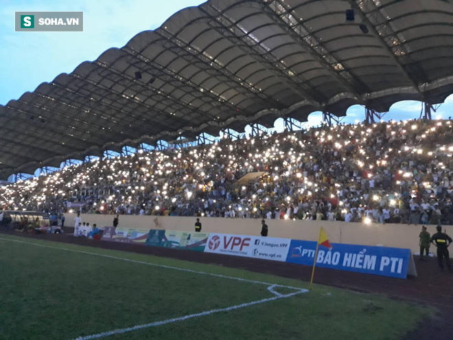 Khung cảnh lung linh đến ngỡ ngàng khi SVĐ sôi động bậc nhất V.League xảy ra sự cố bất ngờ - Ảnh 5.