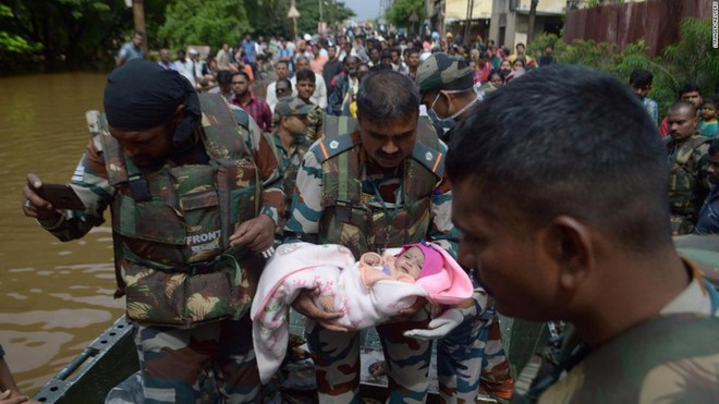 7 ngày qua ảnh: Binh sĩ Ấn Độ bế em bé đi sơ tán khỏi vùng lũ - Ảnh 7.