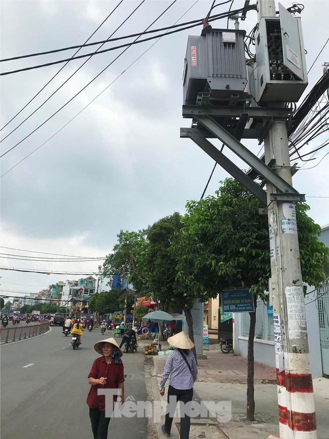 Dây điện như mạng nhện tử thần treo trên đầu người dân Sài Gòn - Ảnh 12.