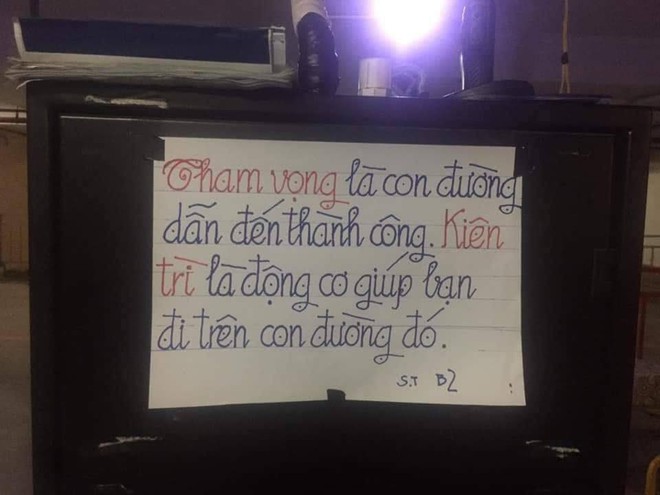 Người bảo vệ dán các mẩu giấy quanh hầm gửi xe, nội dung khiến ai thấy cũng bất ngờ - Ảnh 2.