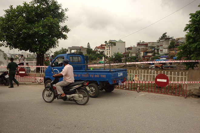 Cận cảnh quả bom nặng hơn 100kg dưới lòng sông Hải Phòng - Ảnh 2.