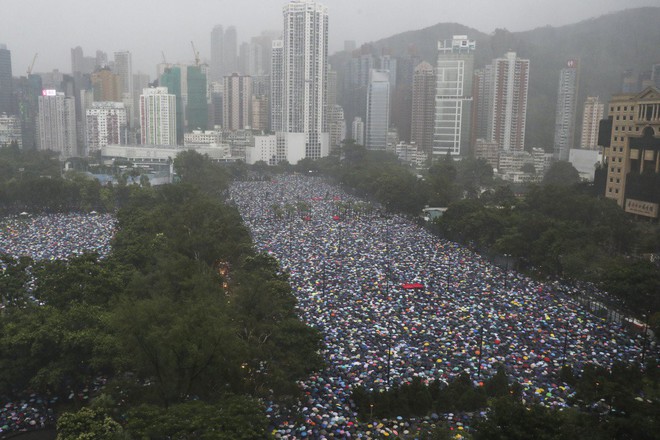 Ông Tập bị giục gặp trực tiếp người biểu tình Hồng Kông, TQ tuyên bố nhiệm vụ áp đảo tất cả - Ảnh 1.
