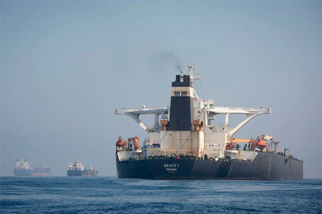 Iran cảnh báo Mỹ đừng đụng vào tàu dầu vừa được thả - Ảnh 1.