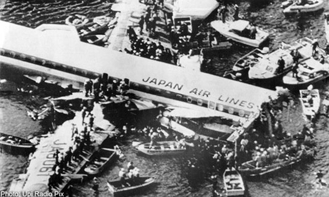 Vụ tai nạn máy bay thảm khốc khiến hơn 500 người tử nạn ở Nhật Bản và cái cúi đầu xin lỗi trong nước mắt của vợ phi công trưởng đã thiệt mạng - Ảnh 11.