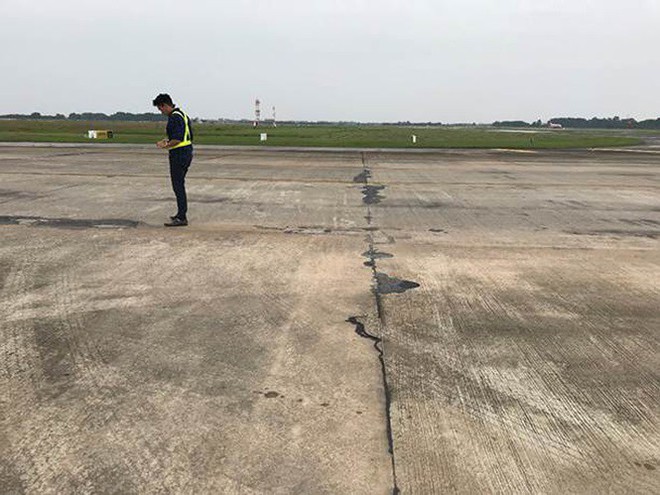 Đường băng sân bay Nội Bài toang hoác, trồi bùn: Có tiền không được sửa? - Ảnh 9.