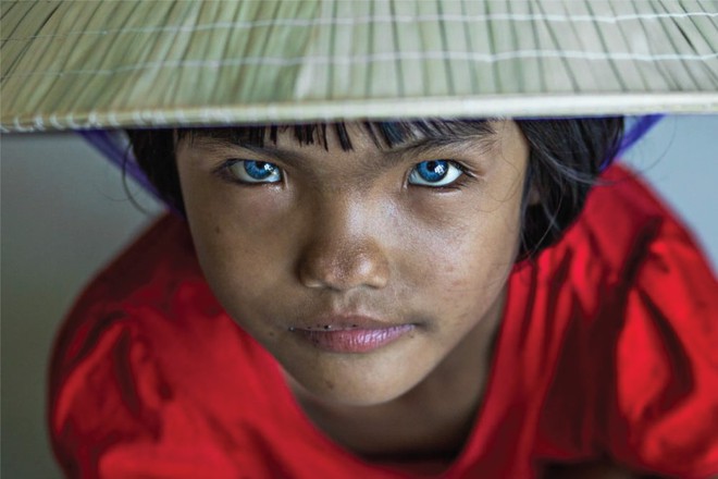 Nhiếp ảnh gia người Pháp và hành trình đi tìm màu mắt lạ của hai cô gái Việt Nam - Ảnh 4.