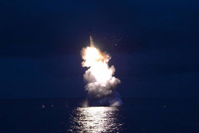 Triều Tiên bí mật phát triển tàu ngầm mang được 3 tên lửa đạn đạo - Ảnh 2.
