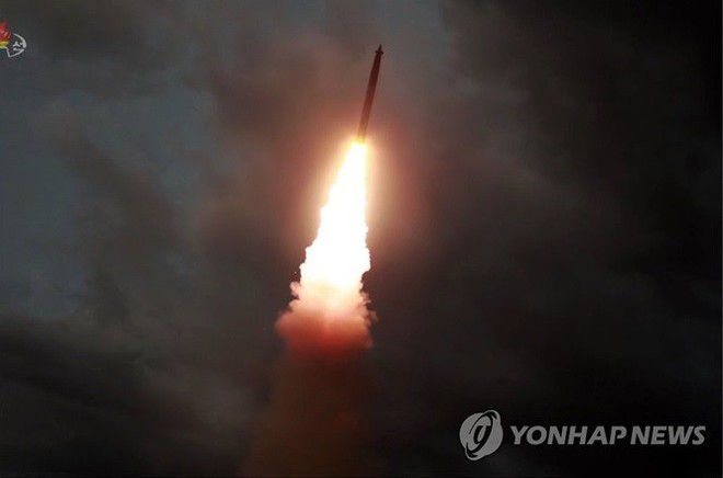 Triều Tiên lại phóng đầu đạn tên lửa xuống biển Nhật Bản - Ảnh 2.
