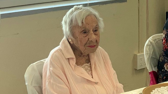 Bí quyết trường thọ của cụ bà 107 tuổi: Hãy sống như tôi, không ăn vặt và quan trọng nhất là... đừng lấy chồng! - Ảnh 1.
