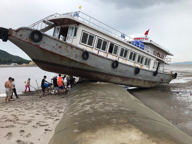 Kinh hãi cảnh tàu khách vắt vẻo trên đê lấn biển khi tránh bão - Ảnh 1.