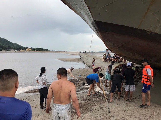 Kinh hãi cảnh tàu khách vắt vẻo trên đê lấn biển khi tránh bão - Ảnh 2.