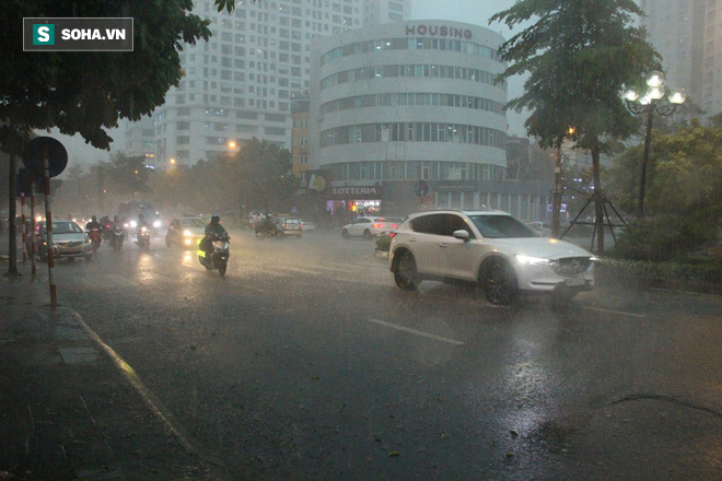 Trời Hà Nội tối đen trong cơn mưa chiều, hàng loạt xe bật đèn lưu thông - Ảnh 4.