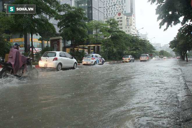 Trời Hà Nội tối đen trong cơn mưa chiều, hàng loạt xe bật đèn lưu thông - Ảnh 9.