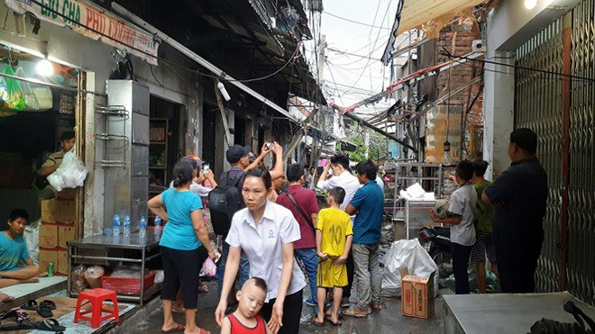 Nổ bình gas mini thiêu rụi 6 ki ốt cùng nhiều xe máy ở Sài Gòn - Ảnh 2.