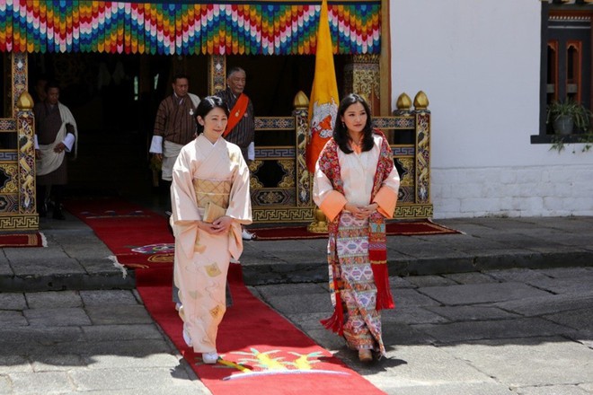 Hoàng hậu Bhutan đọ sắc Thái tử phi Nhật Bản nhưng 2 Hoàng tử nhỏ mới là tâm điểm chú ý, khiến người dùng mạng rần rần - Ảnh 5.