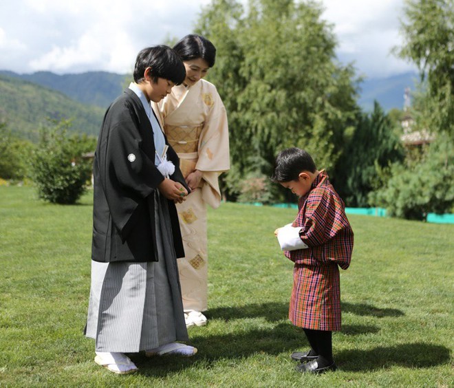 Hoàng hậu Bhutan đọ sắc Thái tử phi Nhật Bản nhưng 2 Hoàng tử nhỏ mới là tâm điểm chú ý, khiến người dùng mạng rần rần - Ảnh 7.