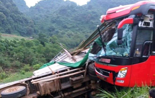Hiện trường tai nạn xe khách giường nằm tông xe tải khiến 2 người chết, 14 người bị thương - Ảnh 1.