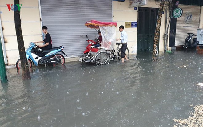 Nhiều tuyến đường ở Hà Nội kẹt cứng vì cơn mưa sáng sớm - Ảnh 1.