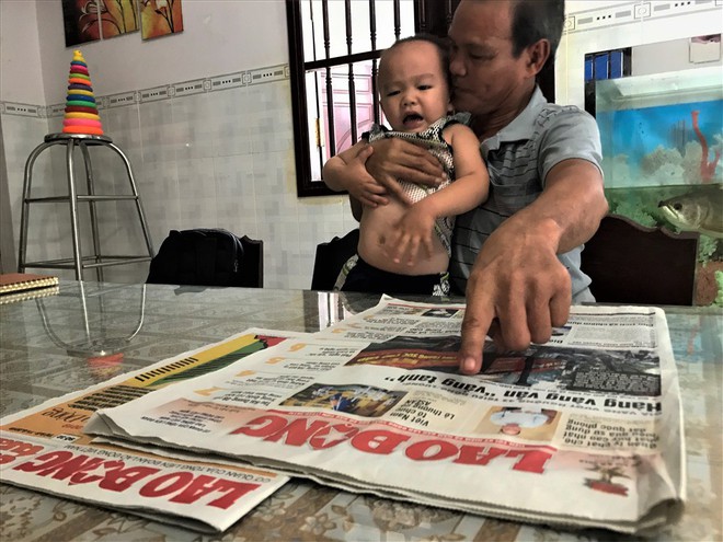 Bé trai 2 tuổi biết đọc báo, phát âm tiếng Anh - Ảnh 3.