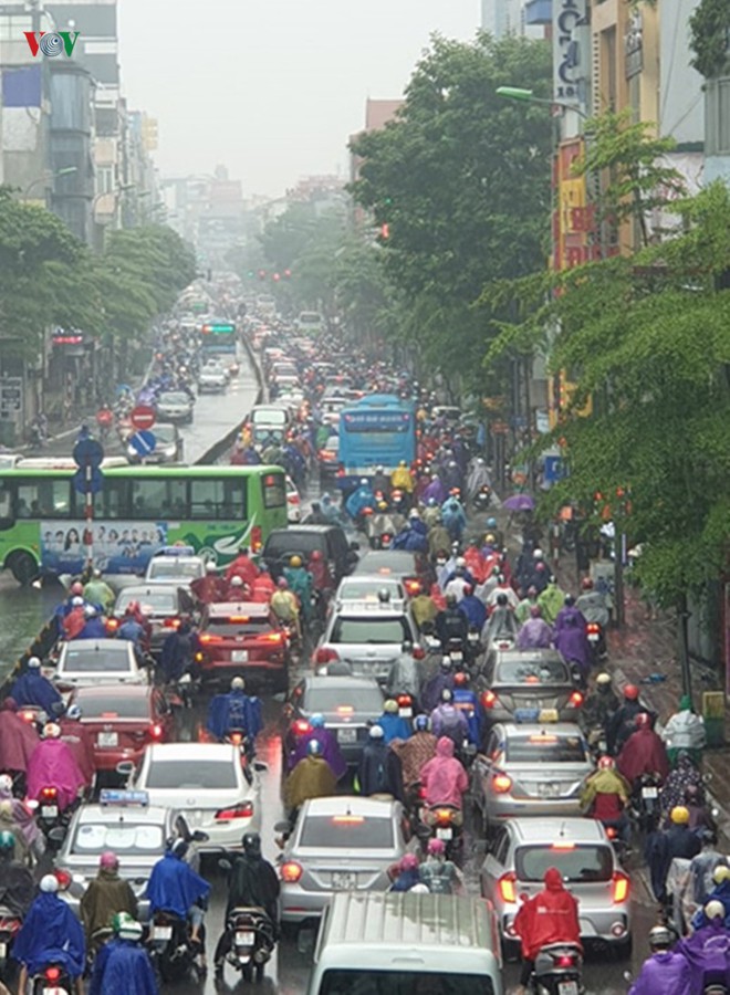 Nhiều tuyến đường ở Hà Nội kẹt cứng vì cơn mưa sáng sớm - Ảnh 7.