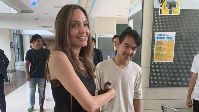 Angelina Jolie xúc động chia tay con trai Maddox tại Hàn Quốc, Brad Pitt không hề xuất hiện - Ảnh 3.