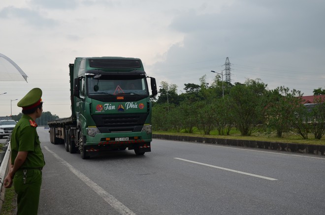 Thực nghiệm hiện trường vụ container tông Innova đi lùi trên cao không có mặt 2 tài xế - Ảnh 4.