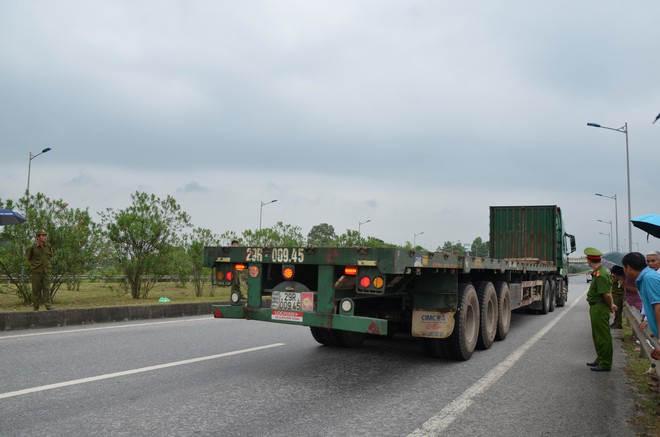 Thực nghiệm hiện trường vụ container tông Innova đi lùi trên cao không có mặt 2 tài xế - Ảnh 6.