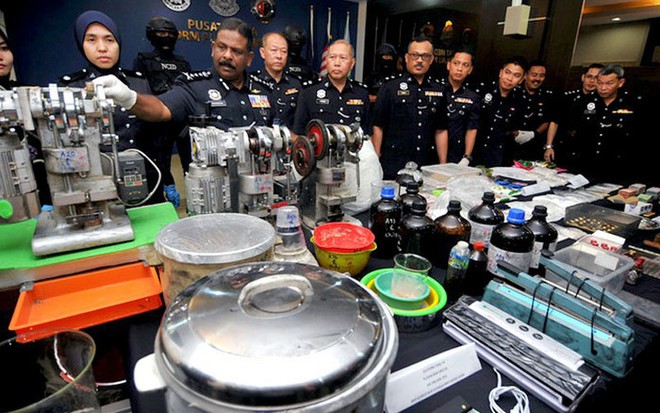 Tổng thanh tra cảnh sát Malaysia sốc khi hơn 100 nhân viên dương tính với ma túy - Ảnh 2.