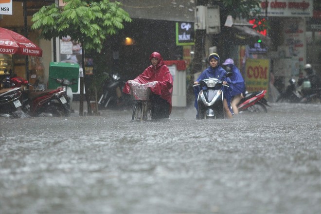 Nhiều tuyến phố Hà Nội ngập sâu sau 30 phút mưa lớn - Ảnh 1.