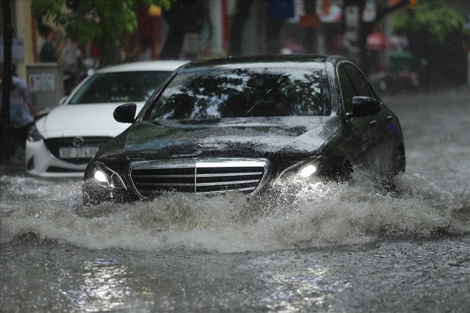 Nhiều tuyến phố Hà Nội ngập sâu sau 30 phút mưa lớn - Ảnh 2.