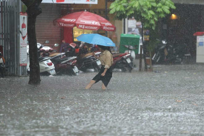 Nhiều tuyến phố Hà Nội ngập sâu sau 30 phút mưa lớn - Ảnh 11.