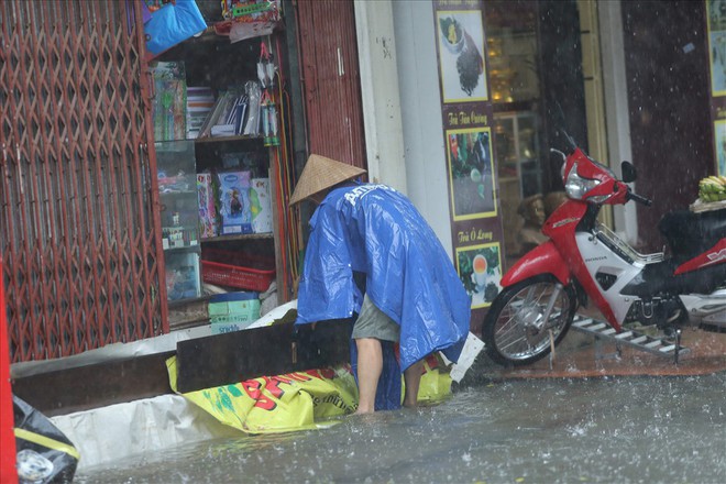 Nhiều tuyến phố Hà Nội ngập sâu sau 30 phút mưa lớn - Ảnh 12.